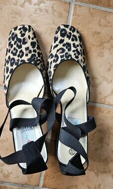 NIB Wild Rose SWAY06 Leopard Print Strappy Ankle Wrap Block Heels Size 11